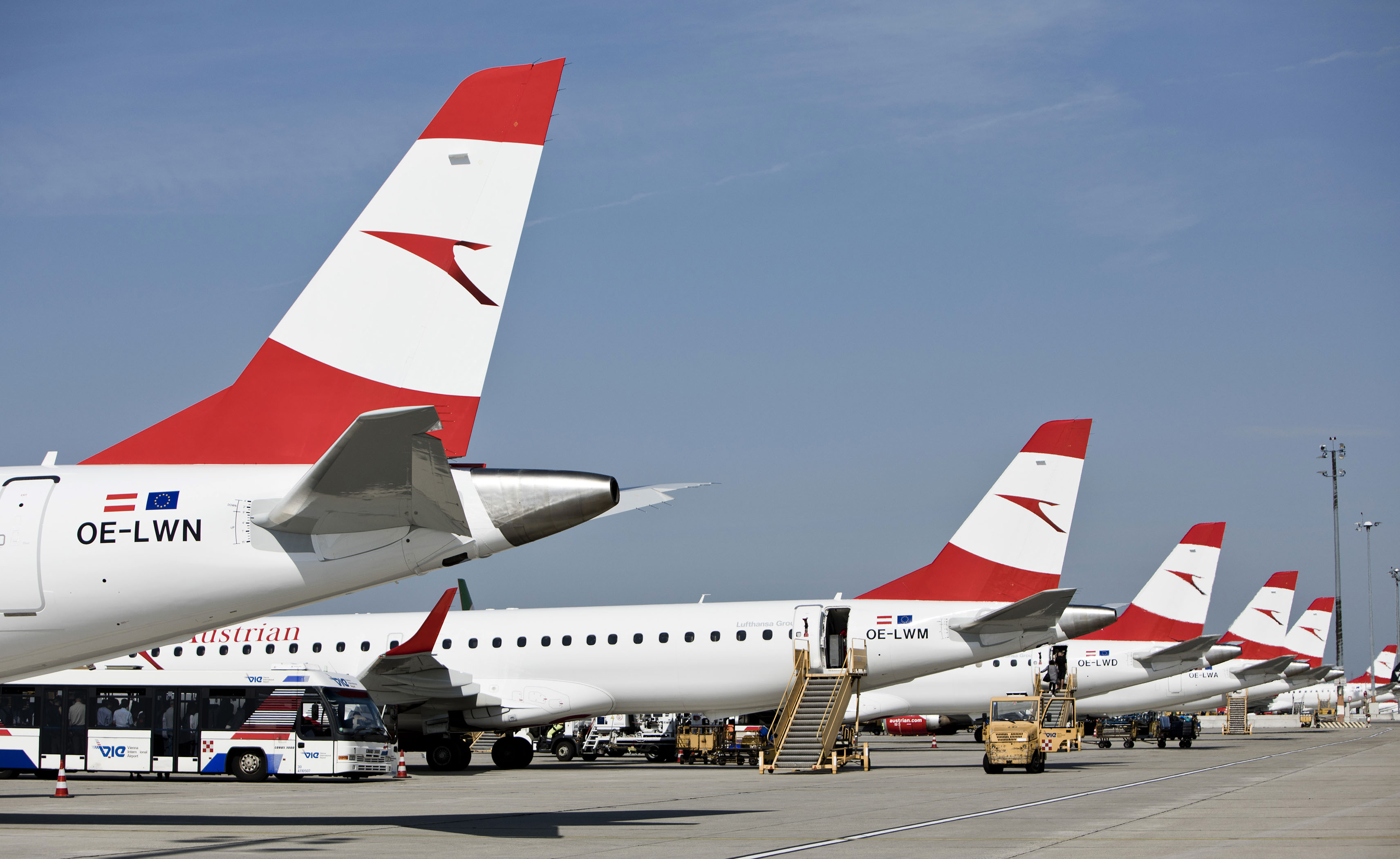 Авиакомпании без. E195 Austrian. Austrian Airlines. Embraer 195 австрийские авиалинии фото. Austrian Airlines Servus.