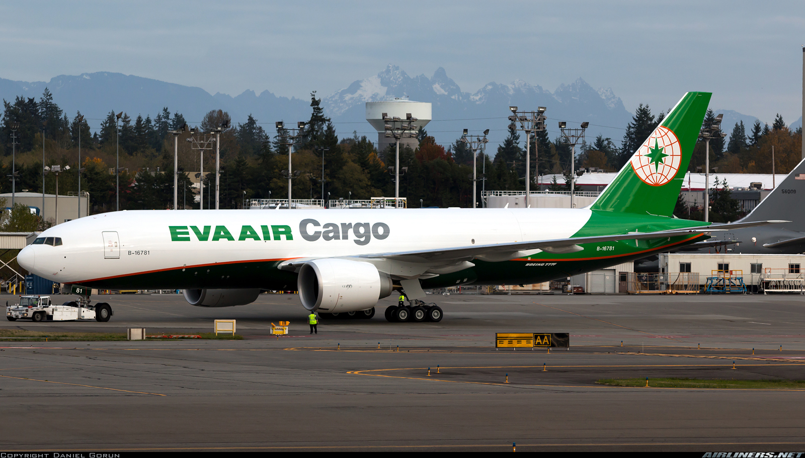 eva-takes-delivery-of-its-first-boeing-777-freighter