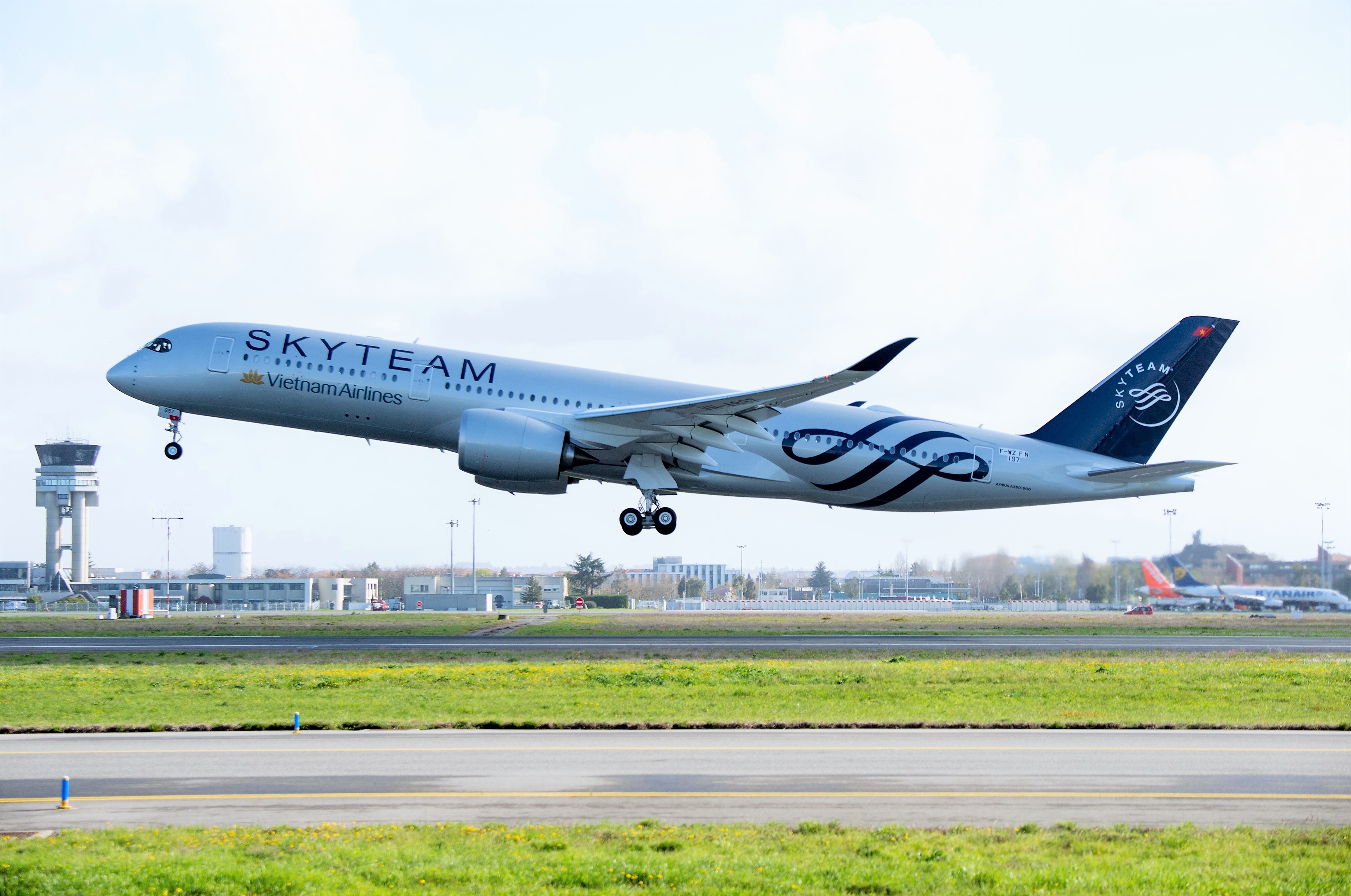 vietnam-airlines-welcomes-the-12th-a350-with-skyteam-livery-to-its-fleet