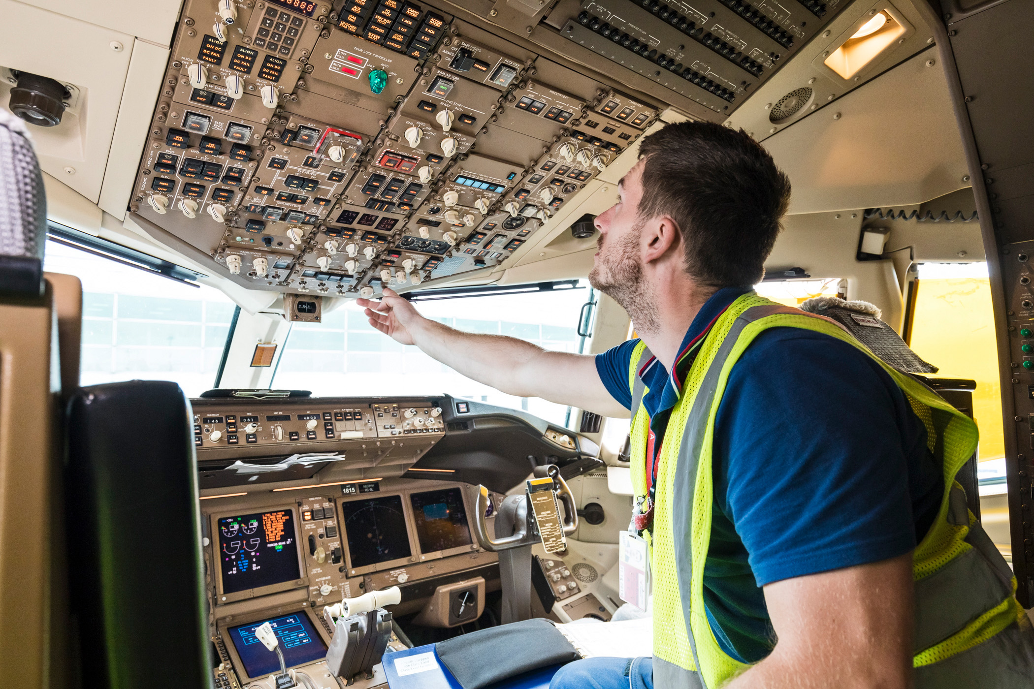 Р техник. Czech Airlines Technics. Line Maintenance. Aircraft line Maintenance. Обслуживание самолетов телефон.