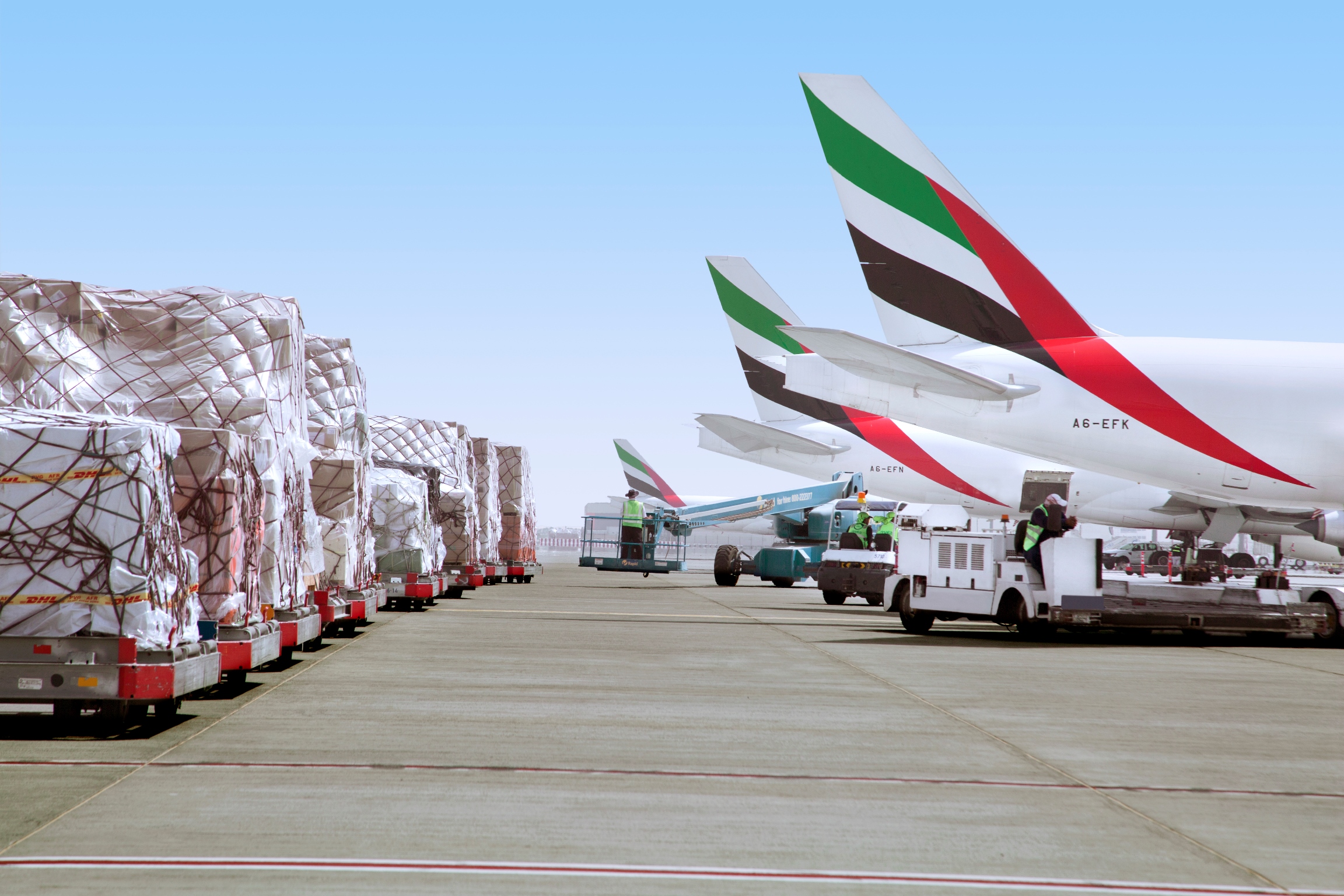 Международные перевозки воздушным транспортом. Дубай аэропорт карго. Emirates SKYCARGO. Авиадоставка грузов из Китая. Грузовой самолет Emirates.