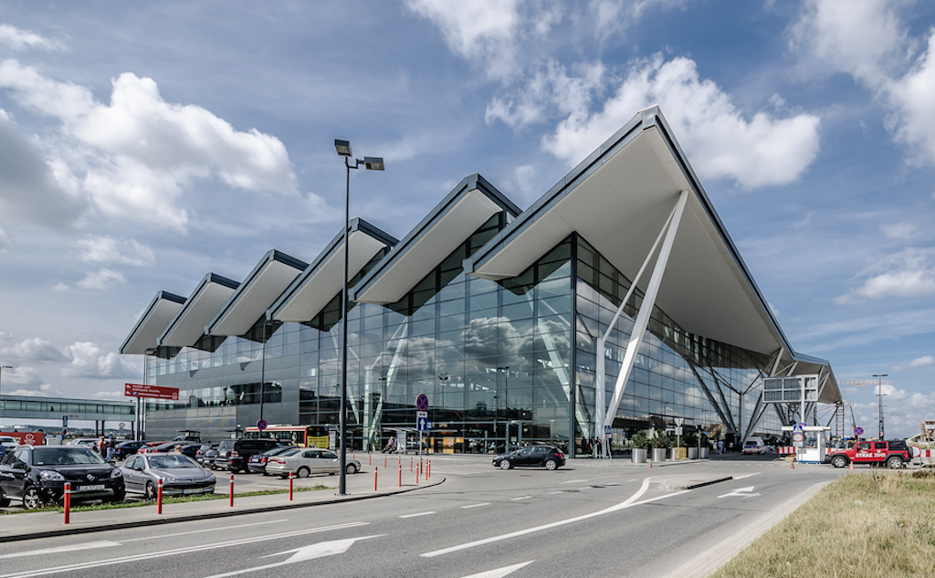 Площадь терминала. Gdansk Lech Walesa Airport. Аэропорт имени Леха Валенсы. Лех Валенса аэропорт. Гданьский аэропорт имени Леха Валенсы.