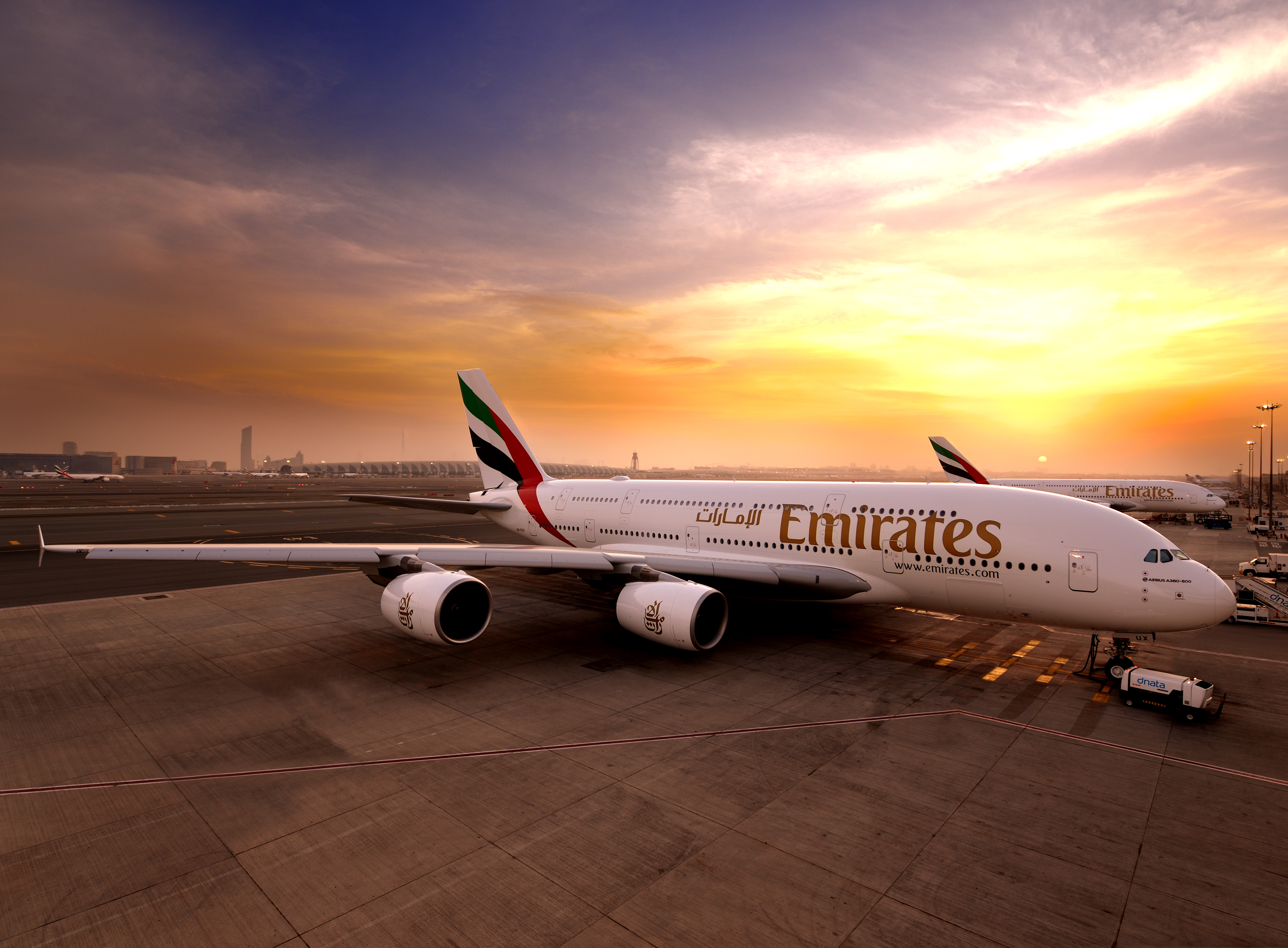 Сайт эмиратские авиалинии. Авиакомпания Дубай Эмирейтс. Самолет а380 Эмирейтс. Аэробус а380 арабские эмираты. Airbus a380 в Дубае.